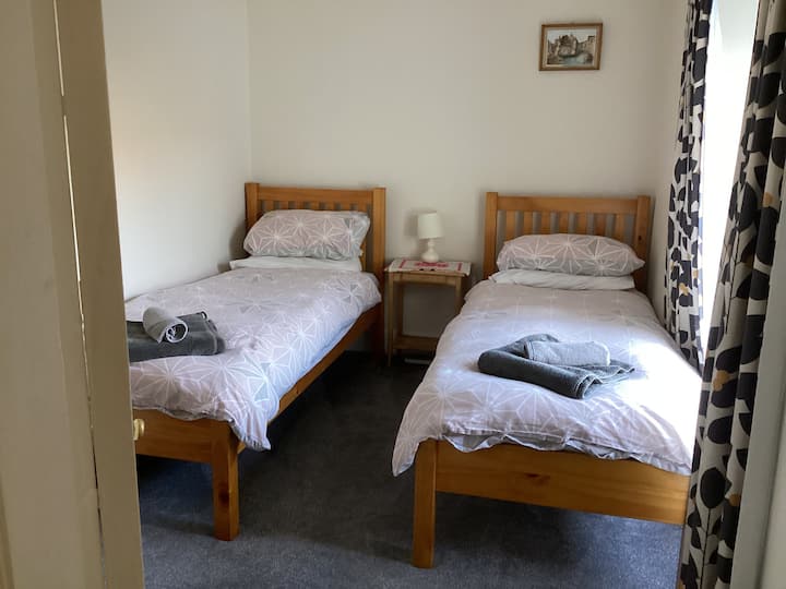 Საძინებელი 4: 2 ერთადგილიანი 2 ერთადგილიანი