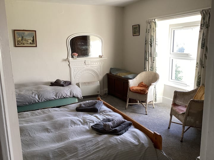 Საძინებელი 1: 1 ორადგილიანი და 1 ერთადგილიანი