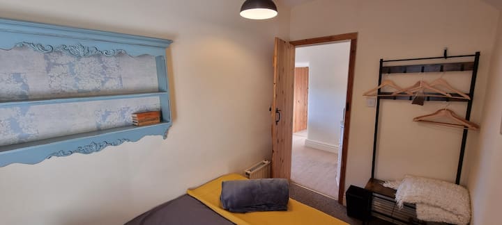 Il s'agit de la deuxième chambre, qui est petite et confortable, avec un lit double de 4 pieds