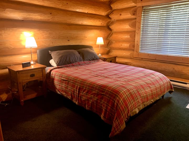 Master bedroom with new Casper Queen sized mattress, main floor