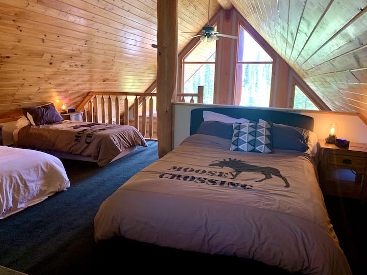 Loft space with 1 Queen and 2 Twin XL beds