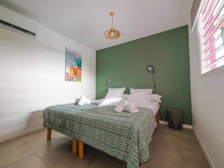 chambre 1 climatisée, lit king size, dressing, baylodge.fr