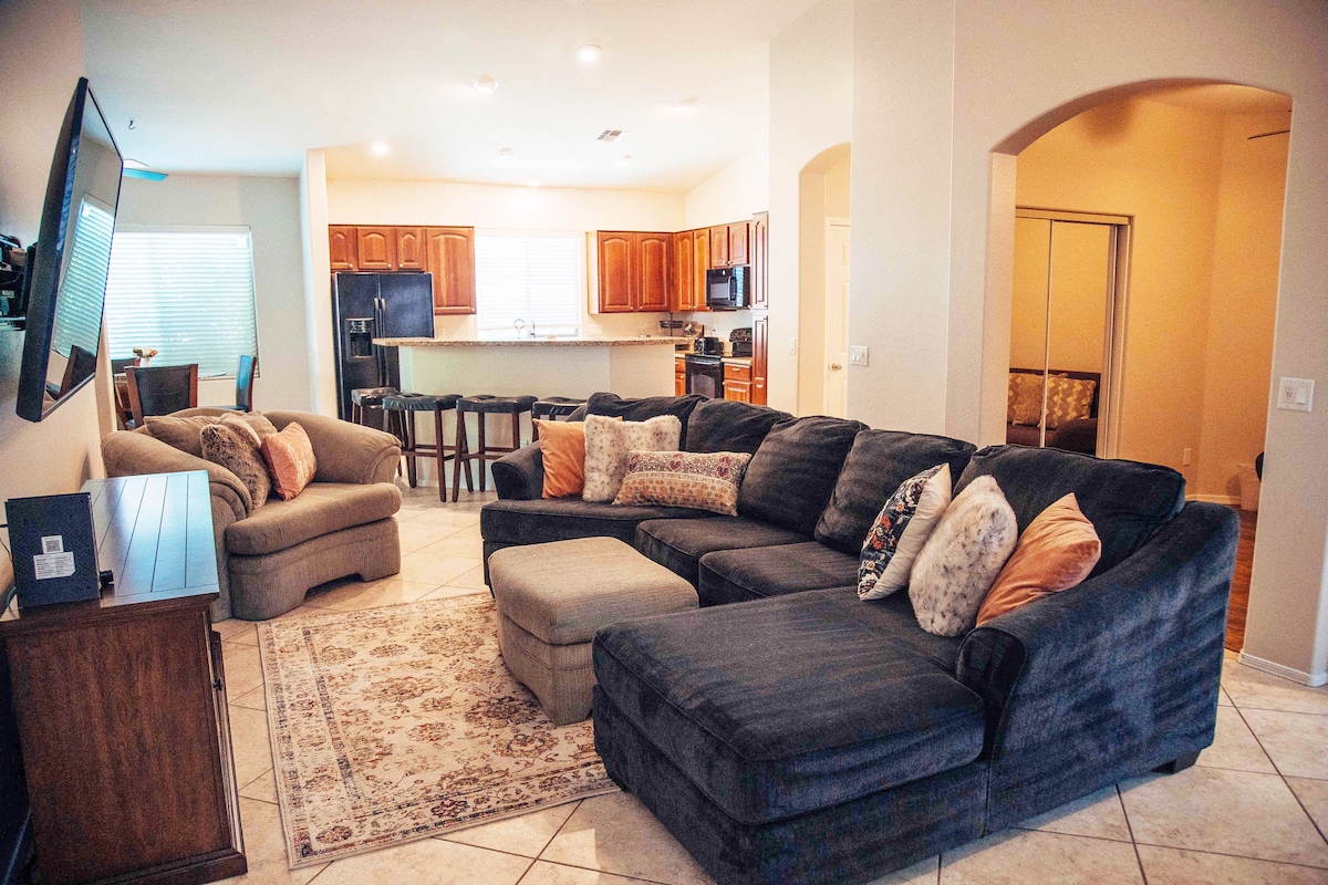 Successful Airbnb property: Cute, Clean, Comfy & Community (Amenities!) in Gilbert