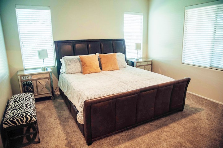 Dormitorio principal señorial con colchón de mechones y agujas tamaño king y televisor inteligente de 55pulgadas.