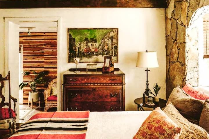 ห้องนอนใหญ่พร้อมเตียงคิงแคลิฟอร์เนีย