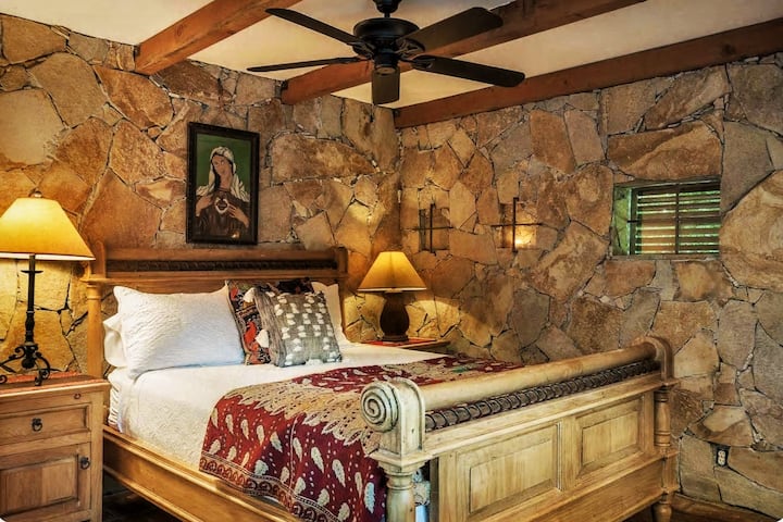 คาสิตาปรับปรุงใหม่นอกบริเวณสระว่ายน้ำ