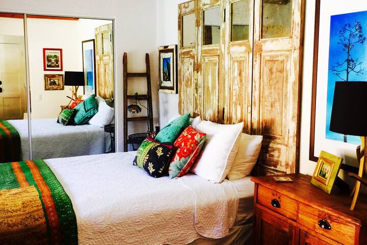 คาบาน่าริมสระว่ายน้ำพร้อมเตียงควีนไซส์และประตูฝรั่งเศส