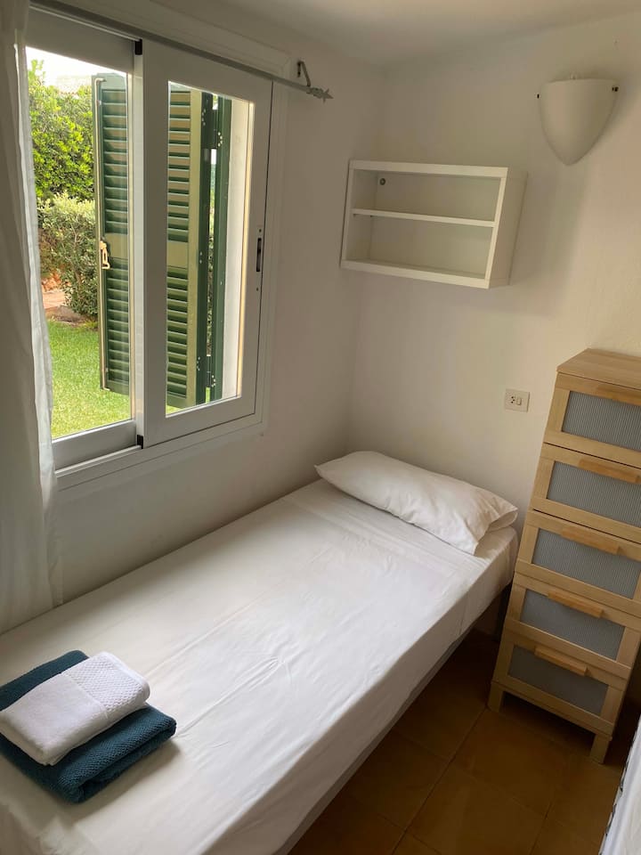 Chumba kimoja chenye vitanda viwili tofauti na eneo la kawaida la kuhifadhi. Inatazama kaskazini, safi na tulivu.