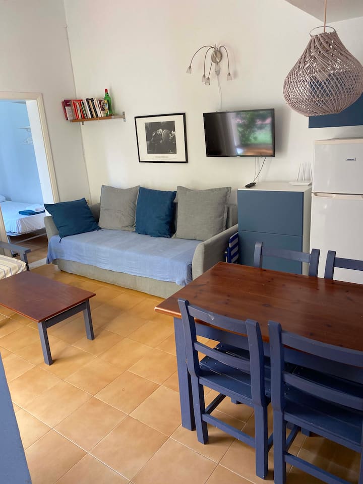 Sebule ya kulia inaangalia bustani ya kujitegemea. Ina kiyoyozi, kitanda kikubwa cha sofa na kona ya vitabu vizuri na michezo ya ubao.