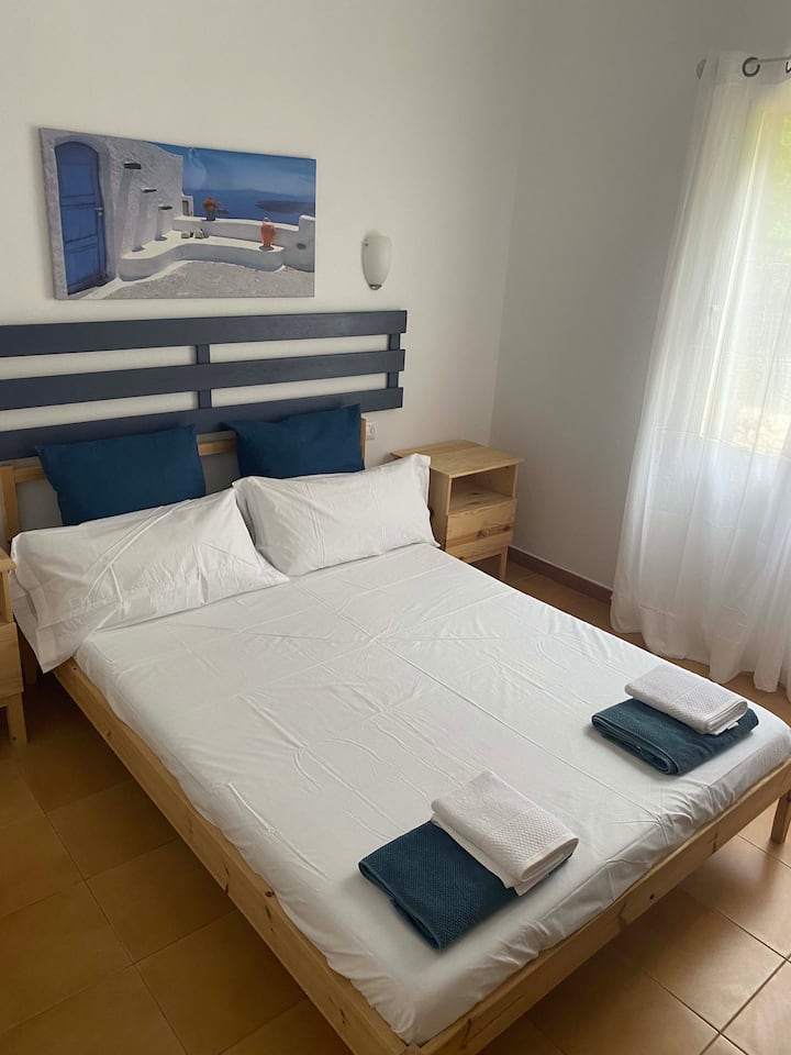 Chumba cha kulala mara mbili na kitanda cha watu wawili, kinachoangalia kaskazini, mbali na bwawa, poa na tulivu.