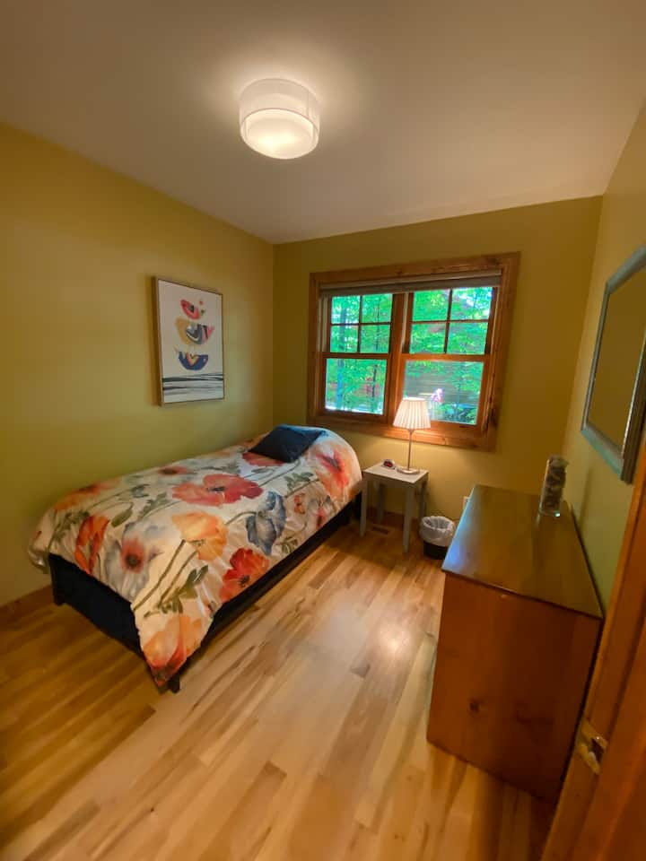 Dormitorio adicional del primer piso con dos camas individuales