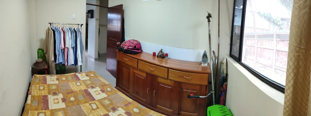 Cuarto individual con cama de dos plazas.