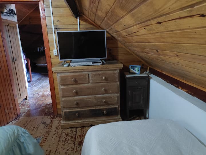 Télévision dans une seule chambre au-dessus (grenier) 