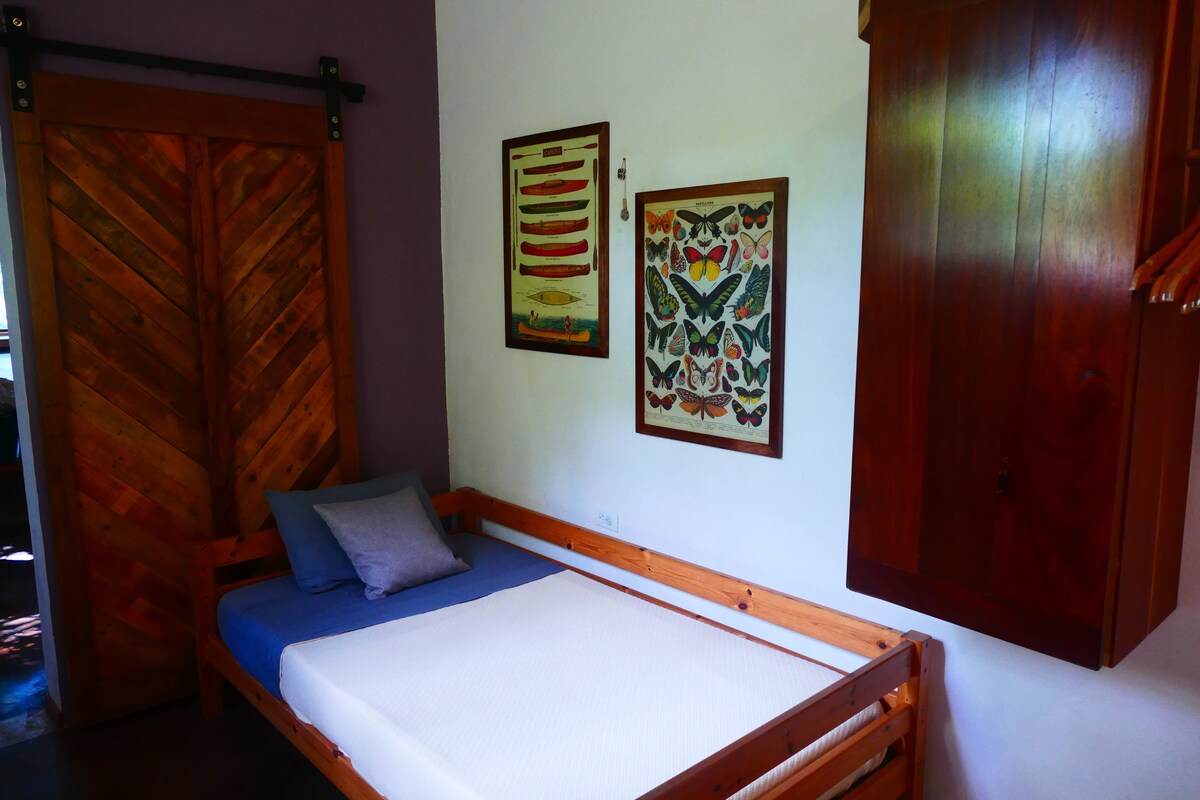 Dormitorio 2 - Cama tamaño queen + cama individual