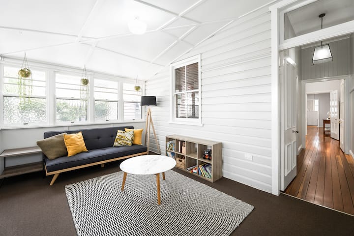 Sala de juegos para niños con juguetes y libros frente a la casa. Bien separado para que los niños puedan jugar y hacer un desastre. El sofá de esta habitación se despliega en una sola cama, adecuado para un adolescente o una persona más joven.