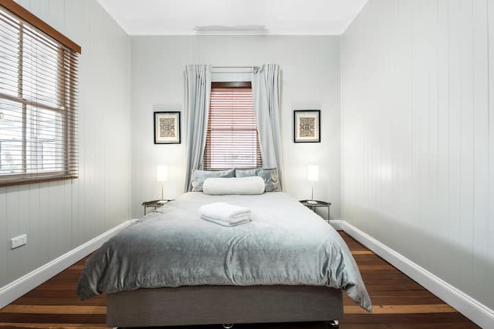 Segundo dormitorio con cama queen.