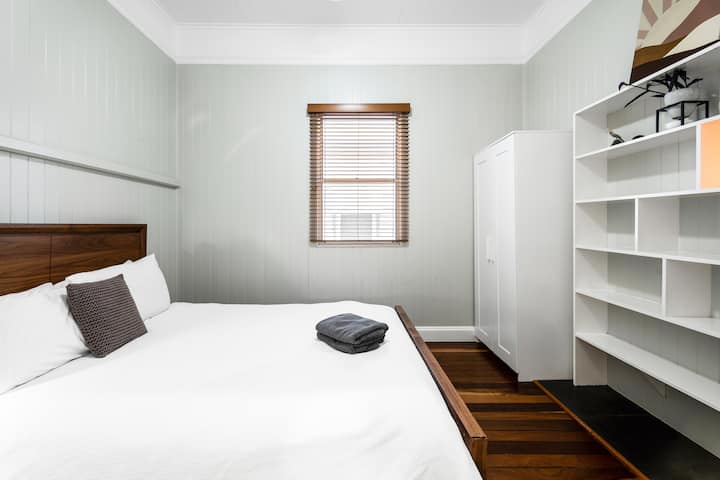 Tercer dormitorio con cama tamaño Queen.