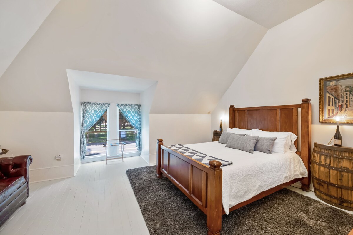 Queen upstairs bedroom #2