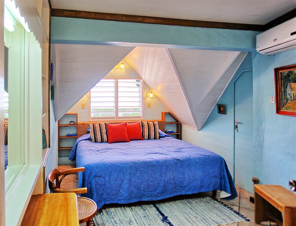 Dormitorio 6. Cama tamaño king, TV,  baño privado con bañera y ducha. Lavabos dobles. 