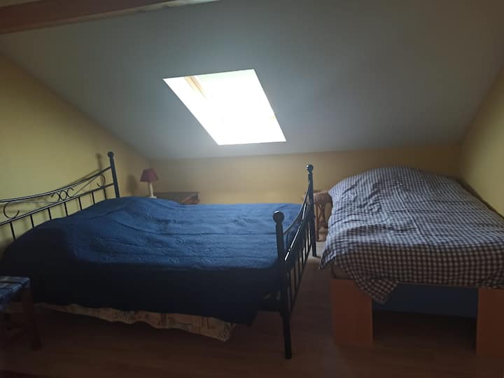 Chumba cha kulala cha pili kina kitanda cha watu wawili na kitanda cha mtu mmoja.