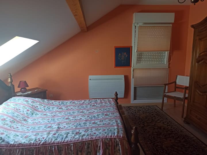 Chumba cha kulala cha Master kilicho na kabati kubwa la kuhifadhia.