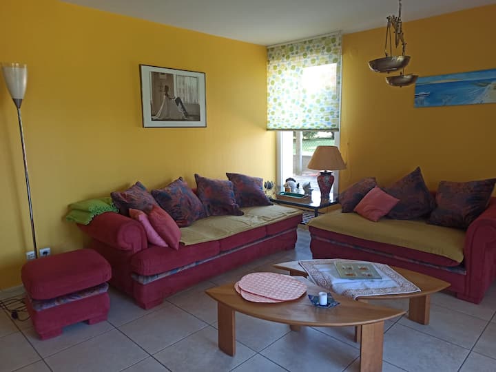 Eneo la ukumbi lenye runinga ya umbo la skrini bapa.