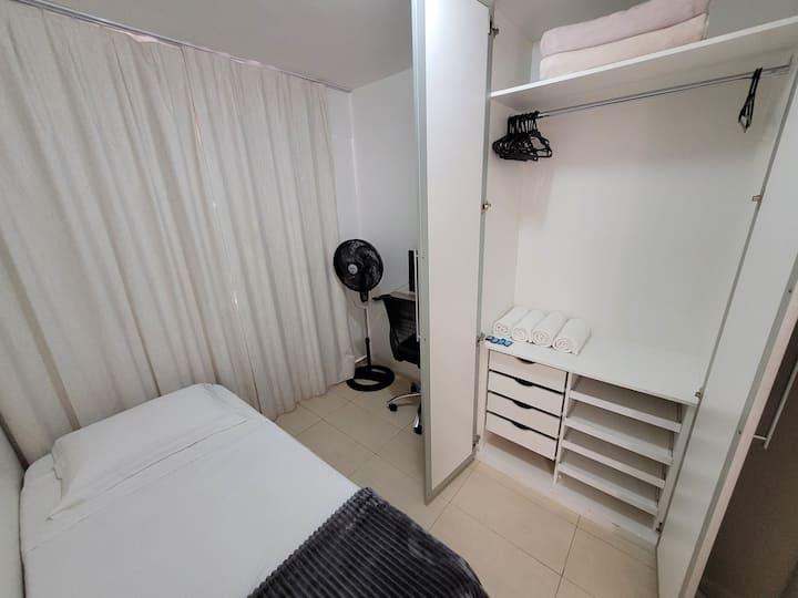2. Bicama, fläkt, TV, garderob, mörkläggning, filtar, handdukar, kuddar.