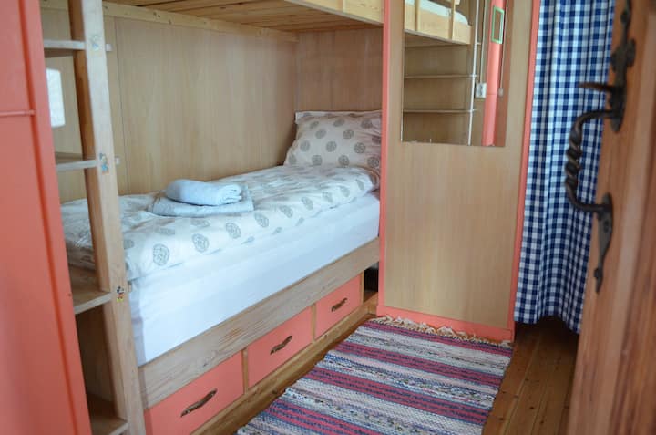 Dormitorio con cama.


