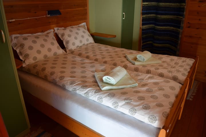 Dormitorio con cama doble.


