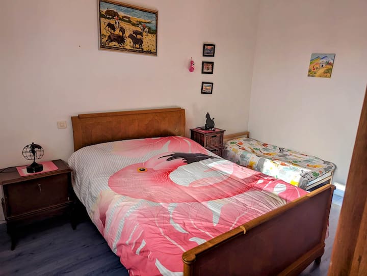 غرفة فلامنغو 
2 سرير ( 140/190) + (60/160)