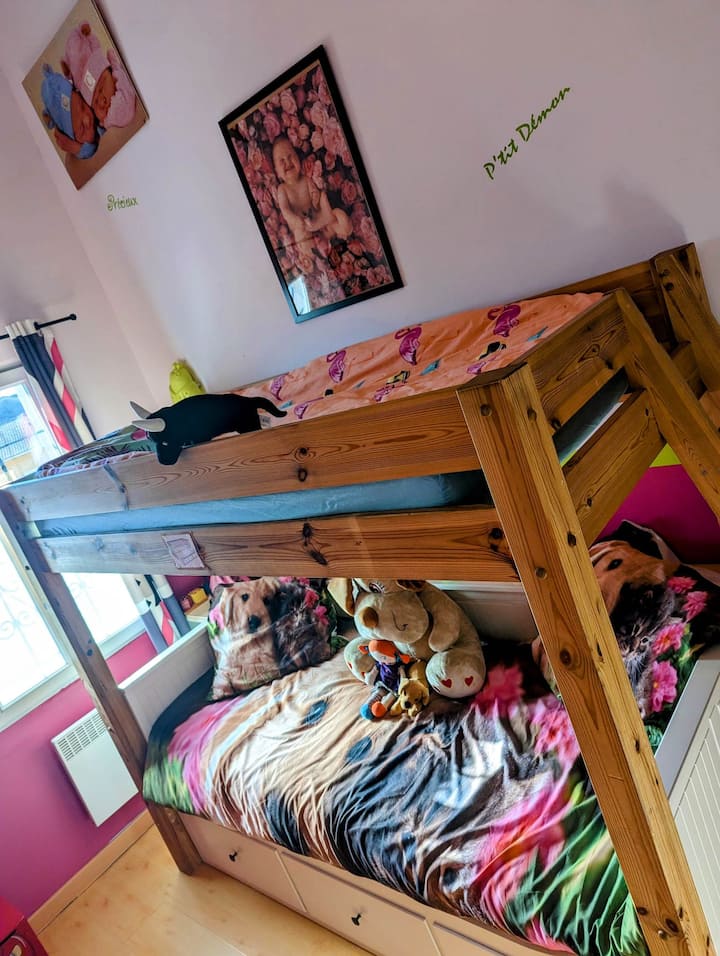 1 مضاءة 2 أماكن + 1 الميزانين مضاءة
(160/200 )+( 190/90)