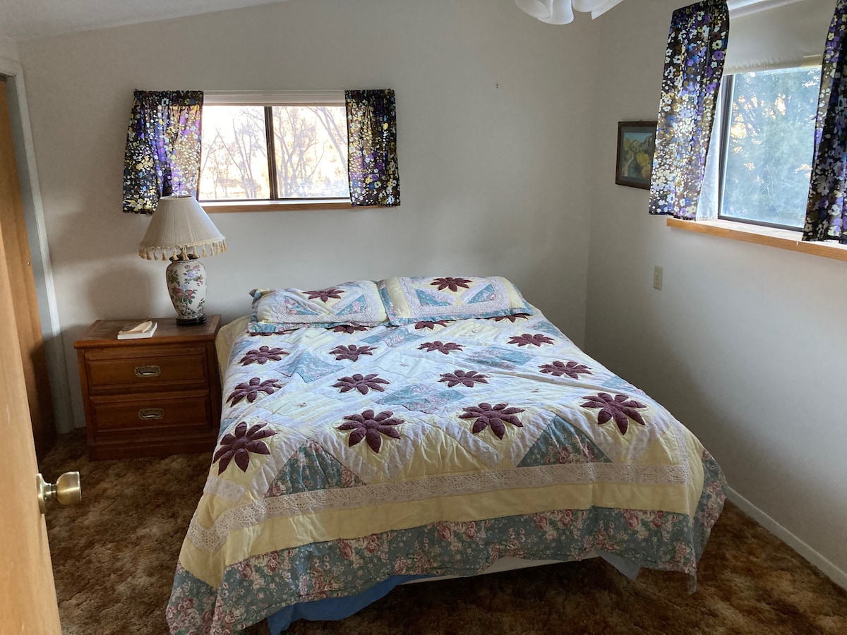 חדר שינה למעלה המשקיף על עמק/הרים, עם מיטה מלאה. מאוד נעים!