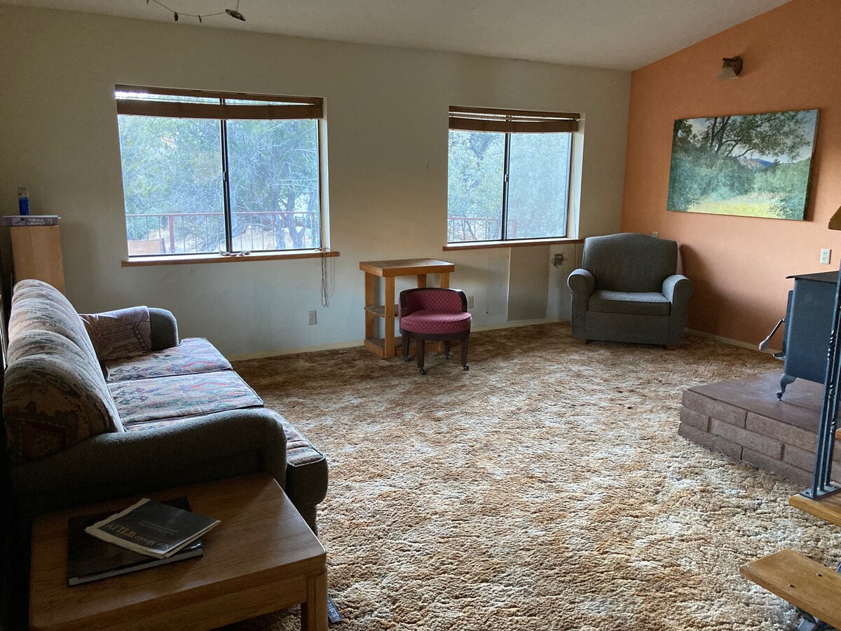 סלון גדול ופתוח עם תאורה נהדרת. ספה נפתחת. תנור עץ.