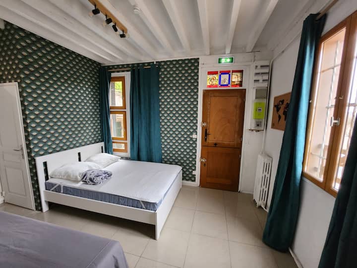 Habitación 4
1 cama doble y 2 camas individuales