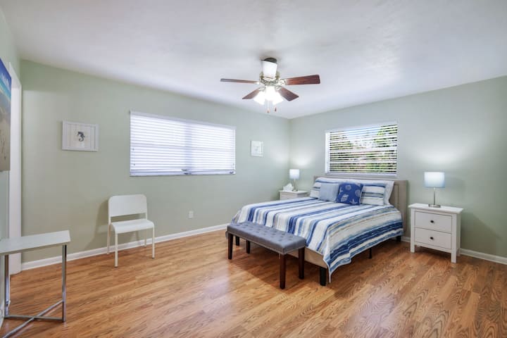 Chambre principale avec un lit queen size