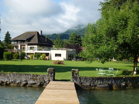 Ideal lakeside setting for a family or mixed group