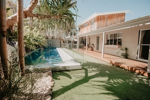 Popular Airbnb listing: Gorgeous 5 bedroom beach house. Dog/Kid Friendly. in Marcoola