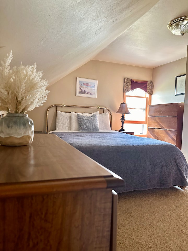 غرفة نوم في الطابق العلوي. بجوار الحمام مباشرة. يتضمن خزانتين ومخزن ملابس معلق (مكشوف) مع رف علوي. لا توجد إطلالات على البحيرة في غرفة النوم هذه. (جميع الآخرين يفعلون ذلك!) 