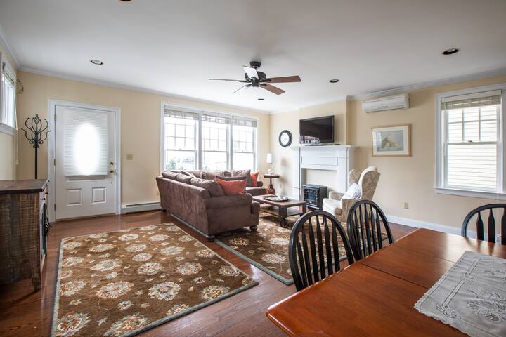 Modern Cottage in Downtown NPT-Walk to All gallery image 5