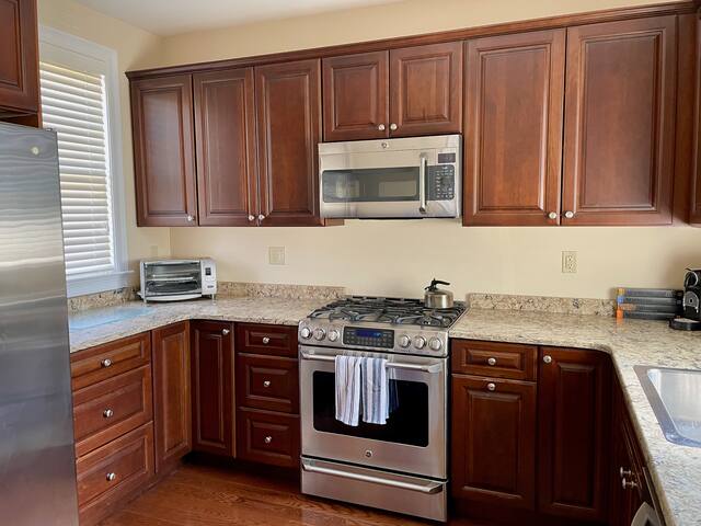 Modern Cottage in Downtown NPT-Walk to All gallery image 4