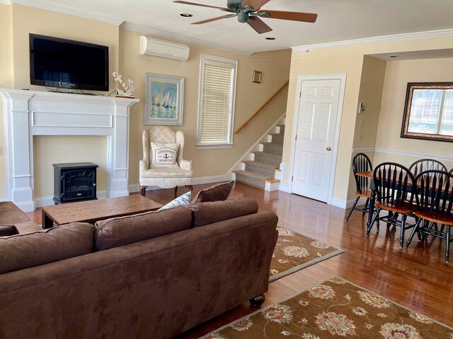 Modern Cottage in Downtown NPT-Walk to All gallery image 3