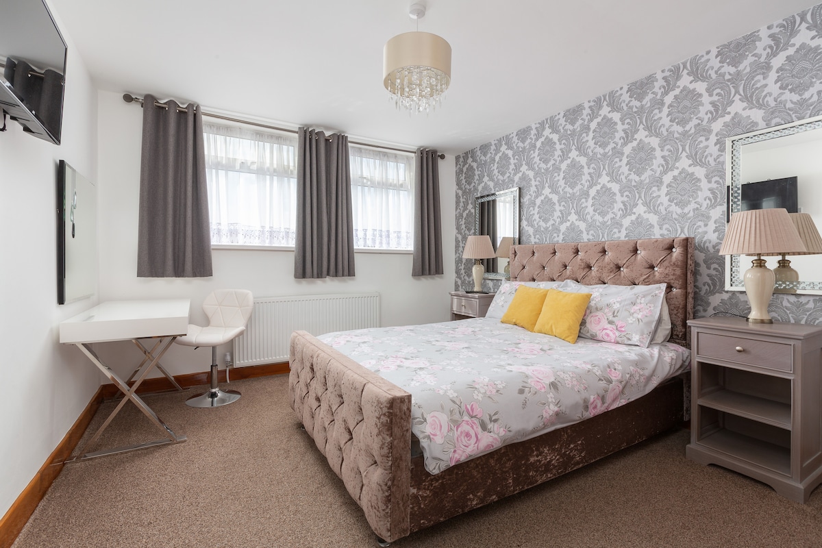 Stan 8, glavna spavaća soba
Bračni krevet, noćni ormarići, noćne svjetiljke, ormar, toaletni stolić, zidni pametni TV.  