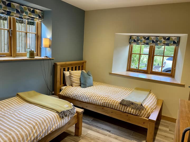 Room with 2 twin beds & ensuite near Stonehenge Bed and breakfasts