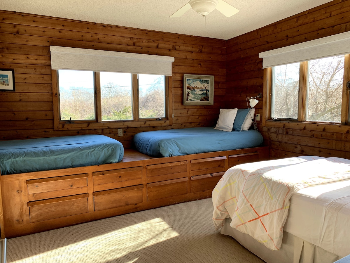 卧室配备2张单人船长床和1张双人床/全尺寸床