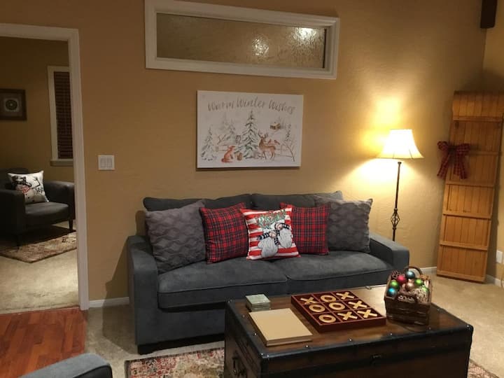 Tree Top Cottage Romantic Getaway Pet Friendly - Big Bear Lake, CA