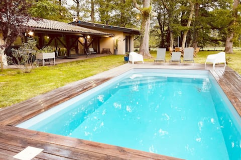 Villa in the heart of a wood near Bordeaux, swimming pool