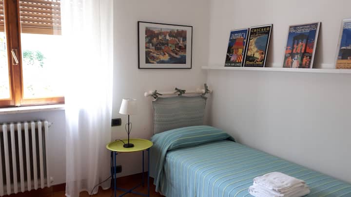 单人房，配有大窗户、大衣橱和咖啡桌。
配有一张双人床。