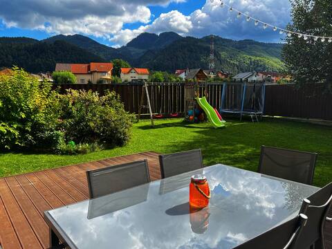 Cozy house: mountain views, garden, playground