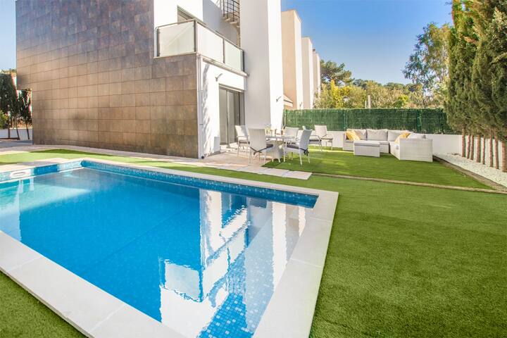 House with pool just steps from Alcudia beach