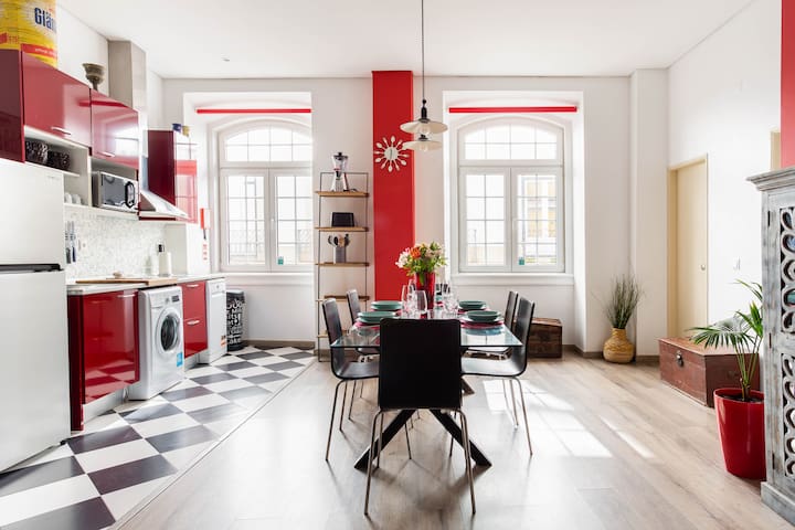 Super Central Walk Anywhere w/ AC, Lift & Parking